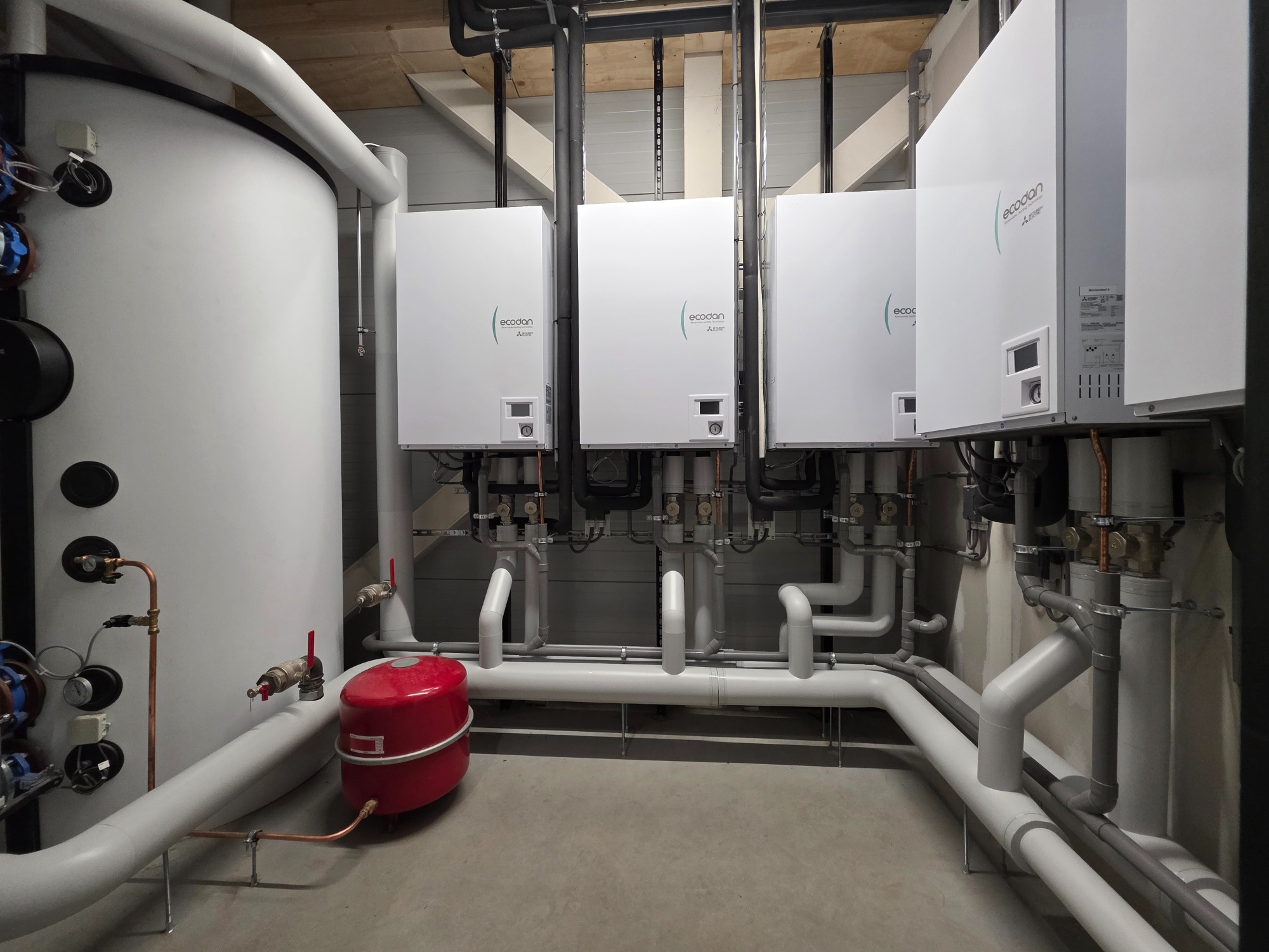 Warmtepomp systeem met verdeelstation en strak aangelegd leidingwerk