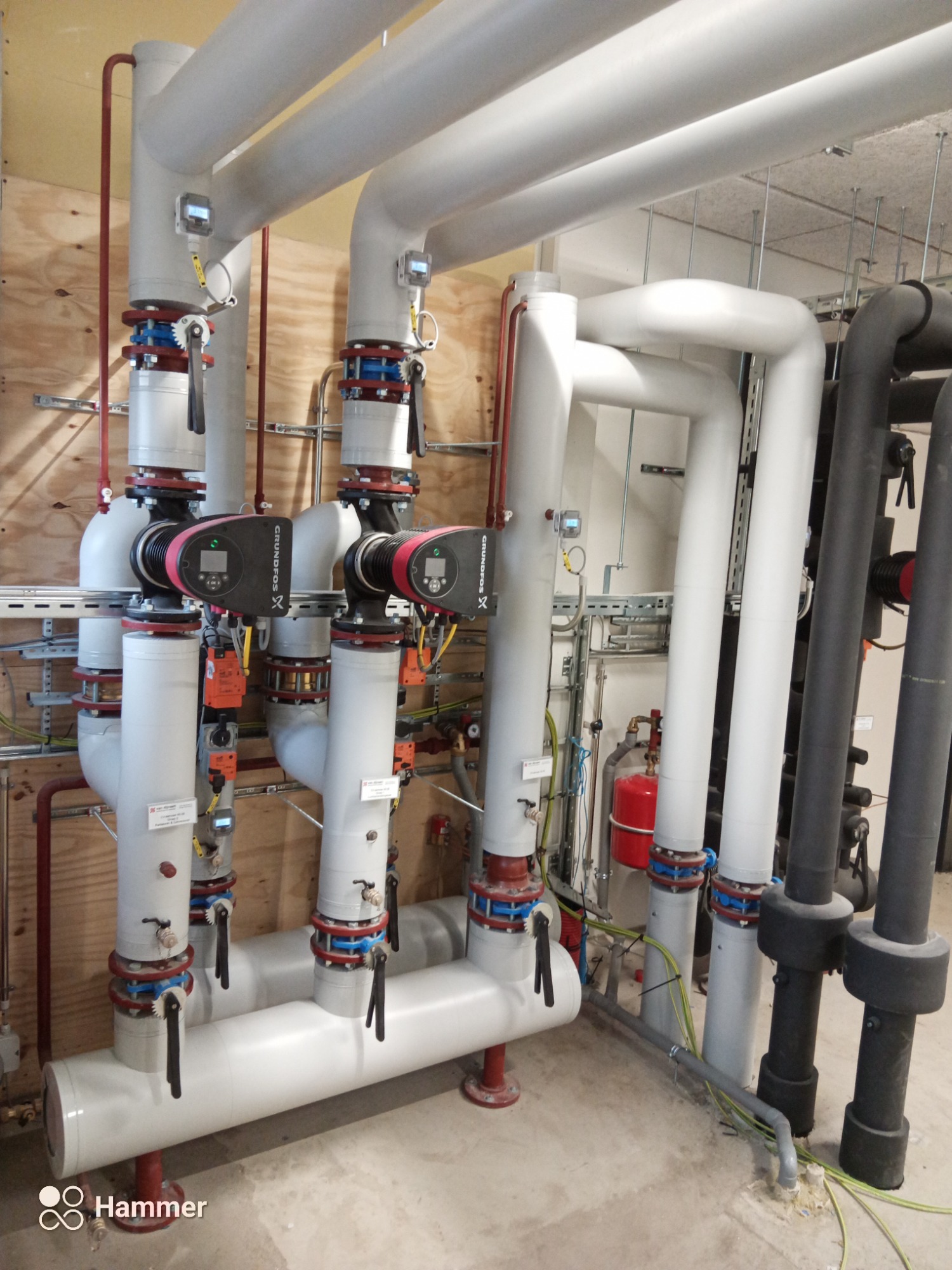 Warmtepomp verdelers met isolatie en regeltechniek tegen wand gemonteerd