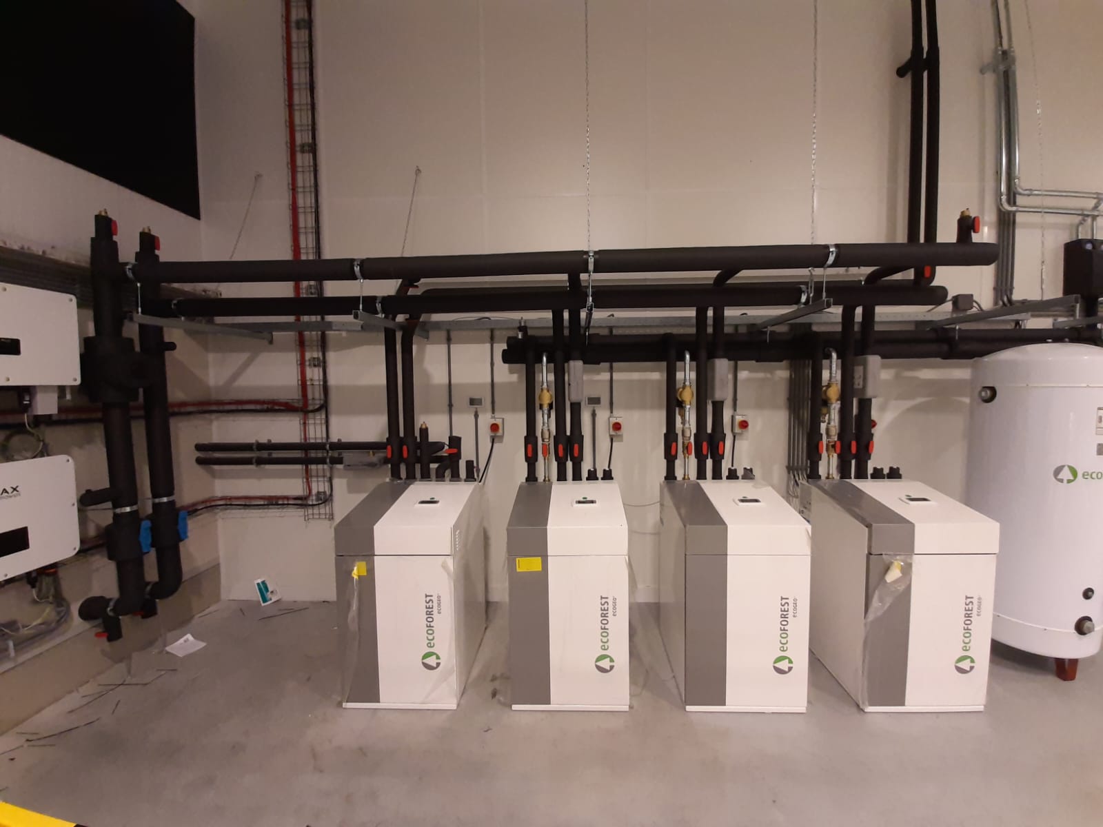 Meerdere warmtepop binnen units netjes opgesteld in technische ruimte