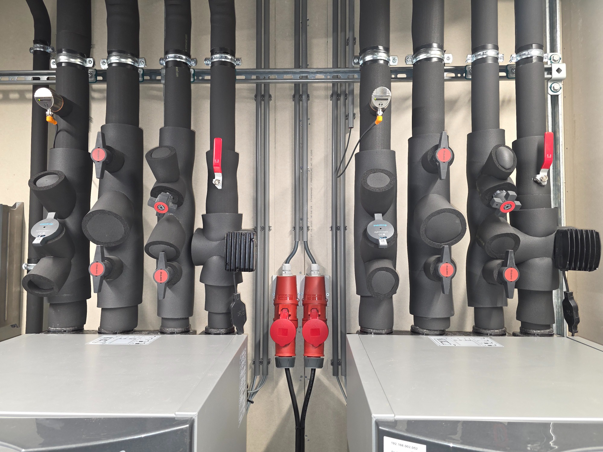 Detail van warmtepomp verdelers en leidingen voor energiezuinige verwarming