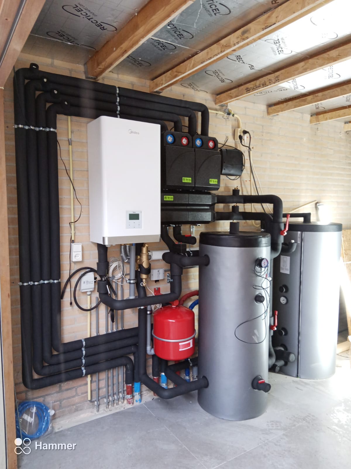 Warmtepomp binnen unit met leidingen en pompen in techniekruimte