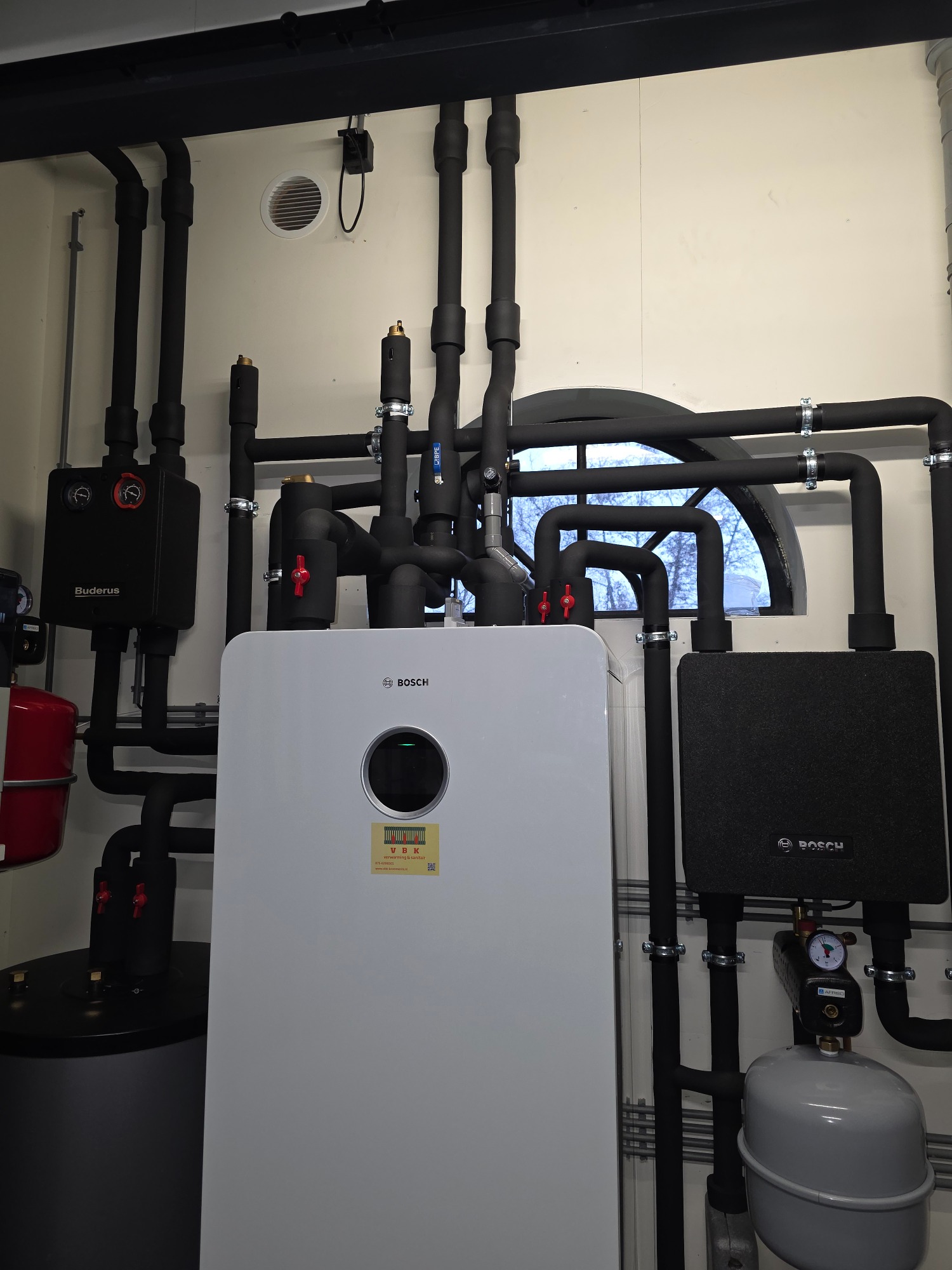 Warmtepomp installatie met circulatiepompen en thermisch geïsoleerde buizen