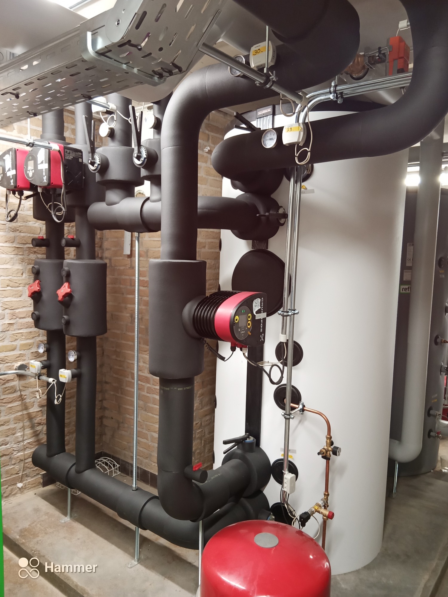 Warmtepomp leidingen met circulatiepompen en afsluiters professioneel geïnstalleerd