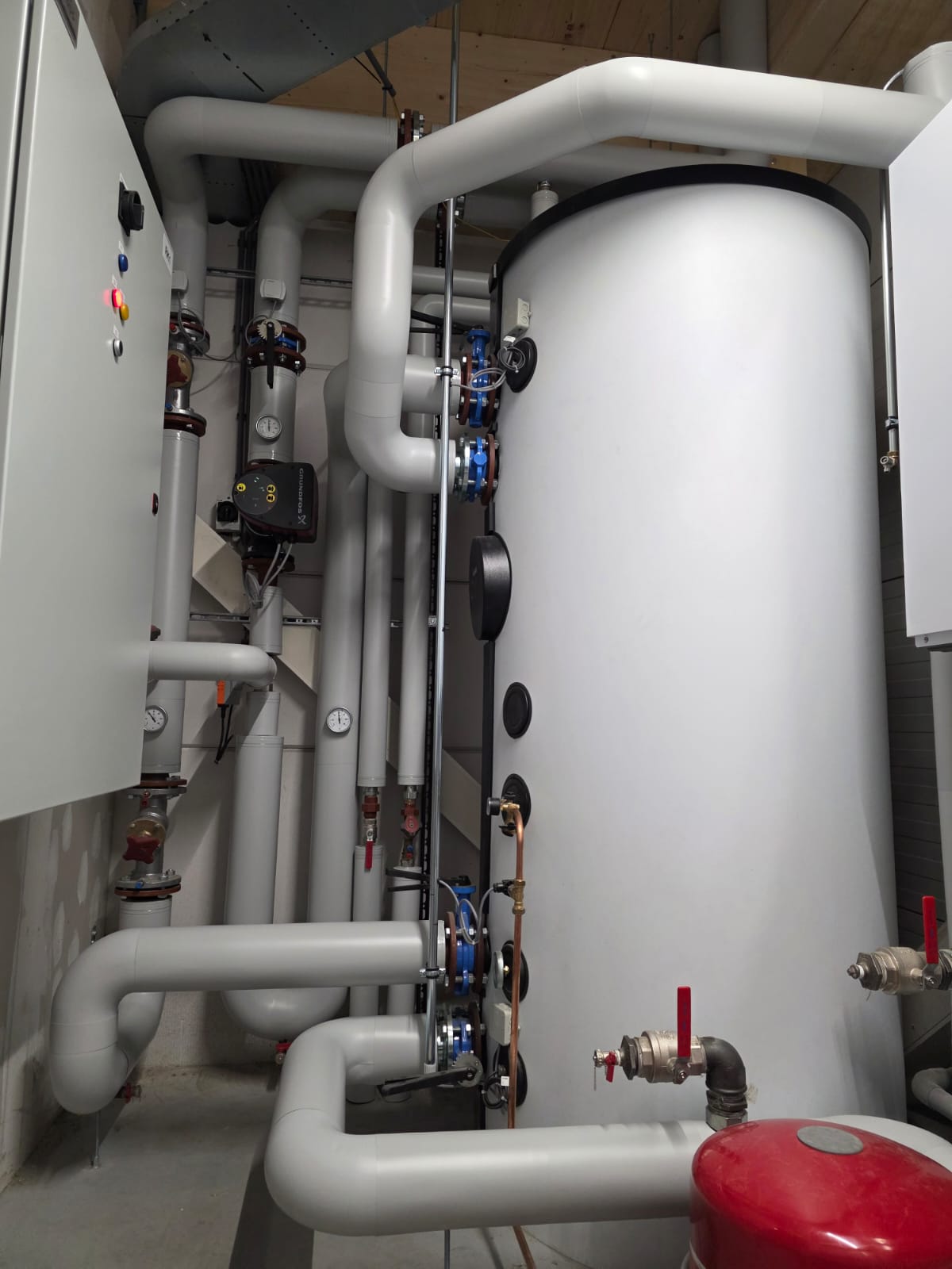 Buffervat van warmtepomp met thermisch geïsoleerde aansluitingen