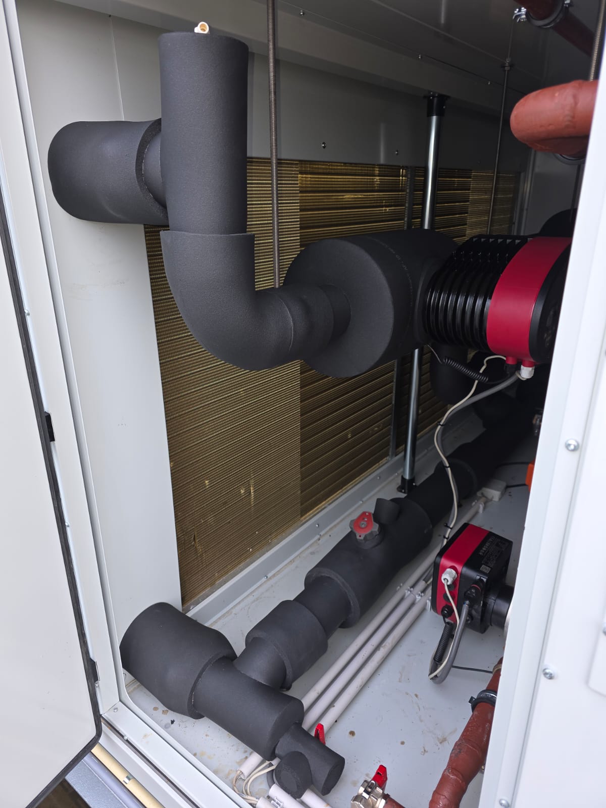 Detail van warmtepomp leidingisolatie en aansluitpunten