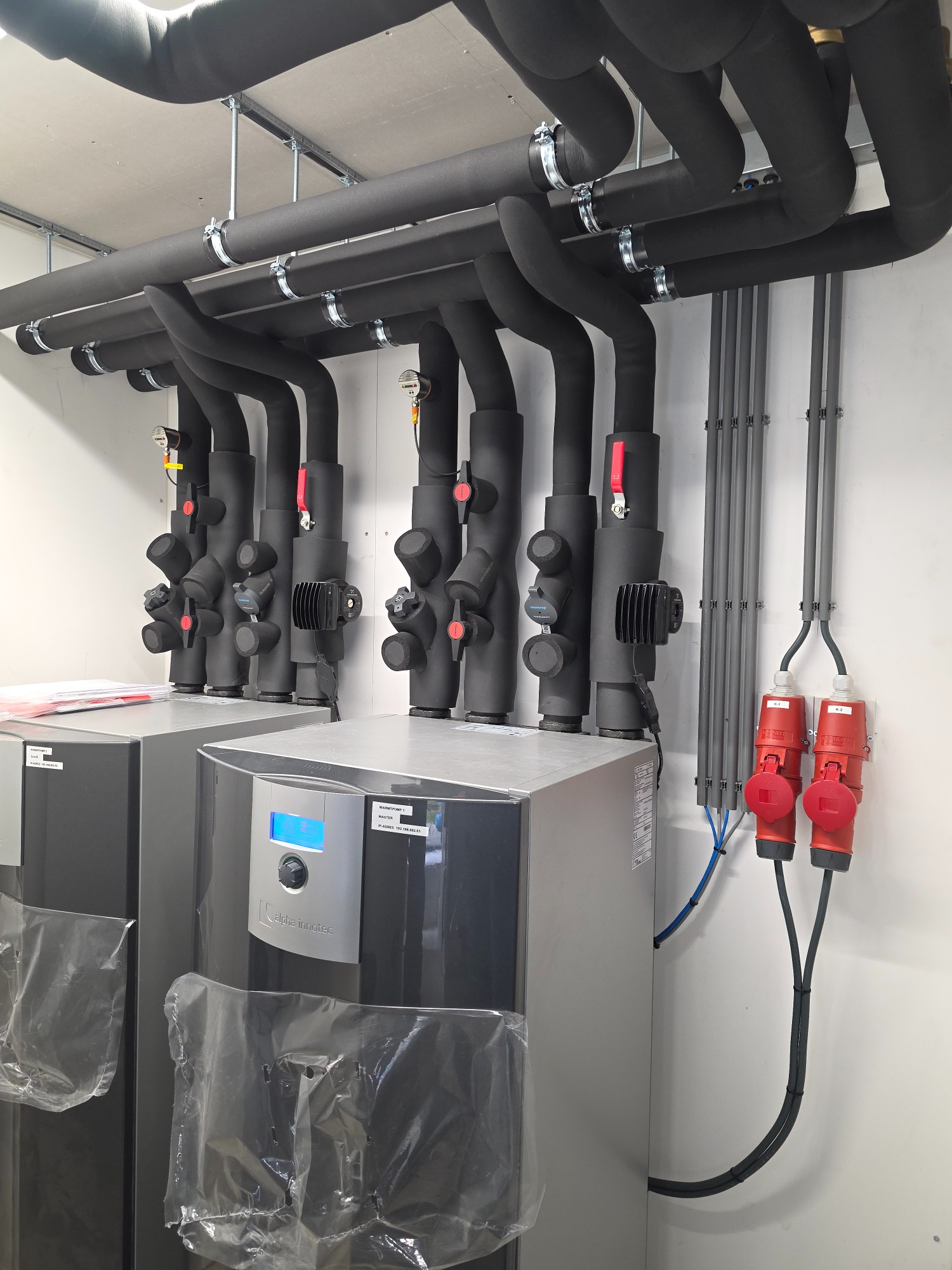 Warmtepomp leidingen en afsluiters professioneel gemonteerd en geïsoleerd