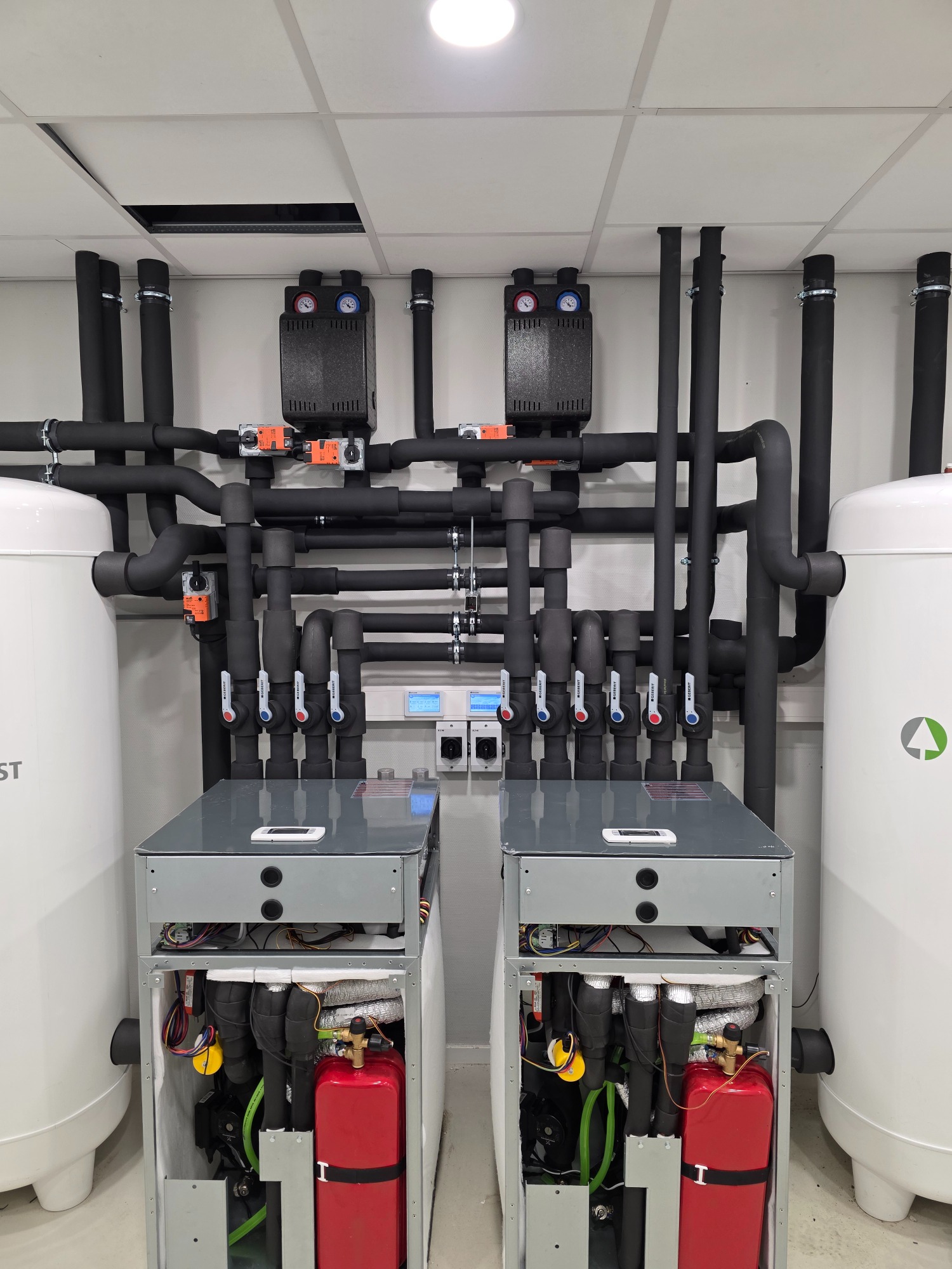 Overzicht van warmtepompinstallatie met verdelers en buizensysteem